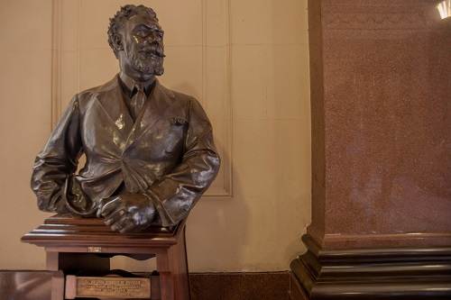 Busto de Antonio Covello no TJ/SP
