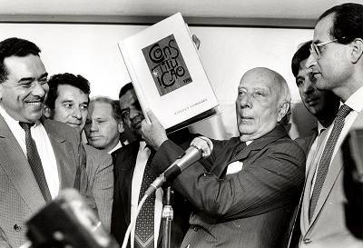 Ulysses Guimarães com a Constituição de 1988